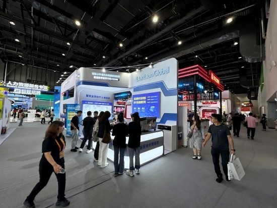 觀眾在展區(qū)了解相關(guān)金融服務(wù)。人民網(wǎng)記者 黃盛攝