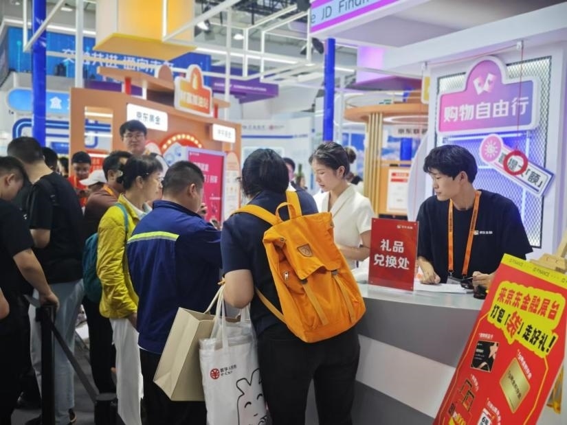 觀眾在金融服務(wù)展區(qū)體驗展臺的互動活動。人民網(wǎng)記者 黃盛攝