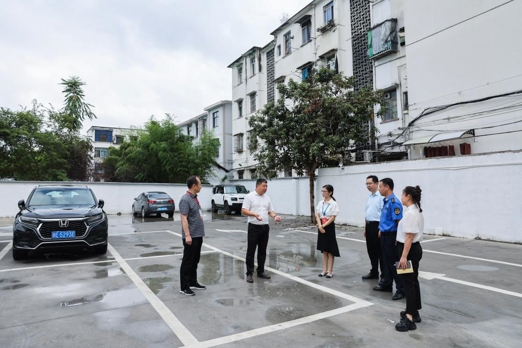 2024年9月11日，在浙江省湖州市，湖州吳興區(qū)人大代表、人大飛英街道工委代表及塔下街社區(qū)代表前往已改建的一處停車場進(jìn)行實地調(diào)研，監(jiān)督該改建項目的完成情況。新華社記者 徐昱 攝