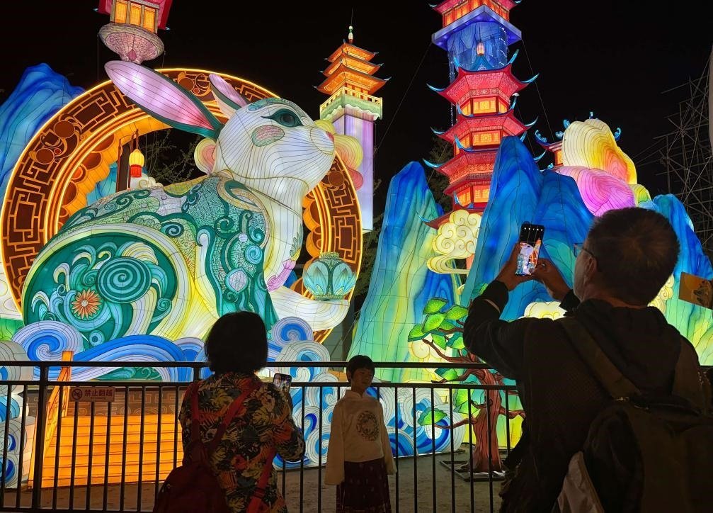 市民游客在2024年北京中秋國慶彩燈游園會欣賞彩燈。新華社記者楊淑君 攝