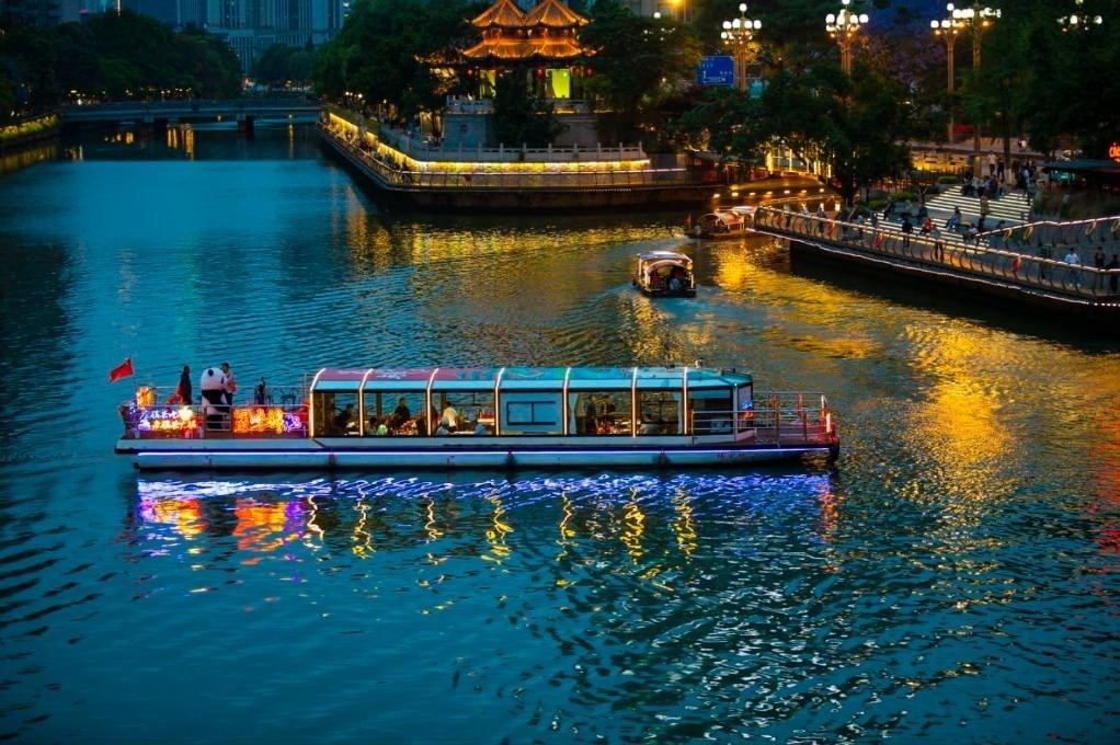 成都“夜游錦江”火鍋船。（唐斌治 攝）
