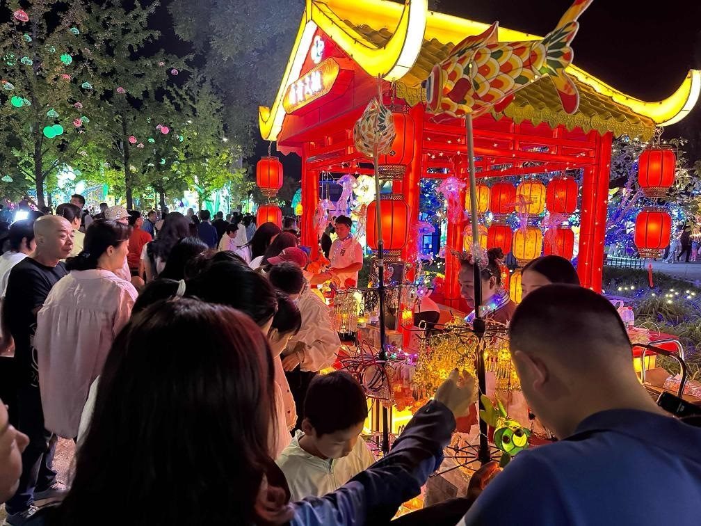 市民游客在2024年北京中秋國慶彩燈游園會上選購特色文創(chuàng)商品。新華社記者楊淑君 攝