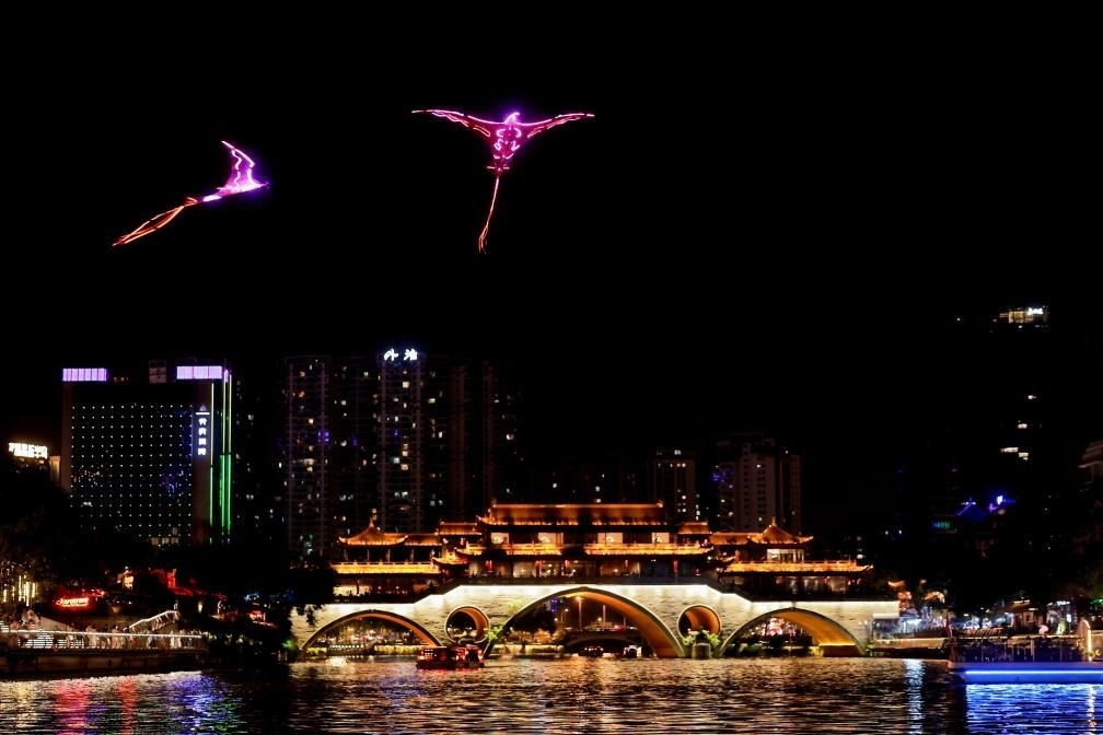 成都“夜游錦江”低空飛行裝置與游船伴飛。（唐斌治 攝）