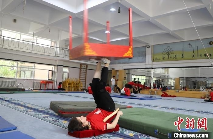 9月13日，美國雜技學(xué)員杰克正在中國“雜技之鄉(xiāng)”吳橋練習(xí)“蹬技”。 馬天龍 攝