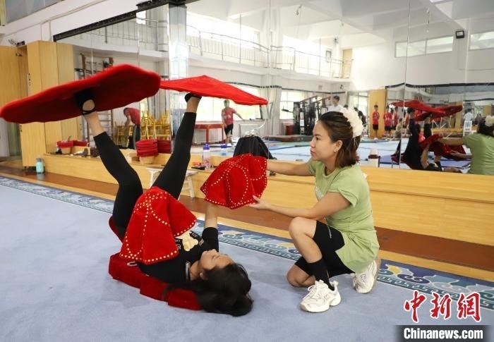 9月13日，來自老撾的紅姆(右)指導(dǎo)學(xué)員雜技動作。 馬天龍 攝