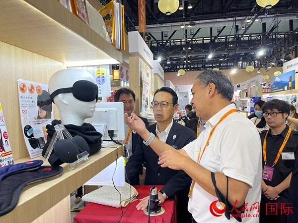 日本駐華大使金杉憲治（左二）參觀(guān)2024年服貿(mào)會(huì)日本館。人民網(wǎng)記者 盛楚宜攝