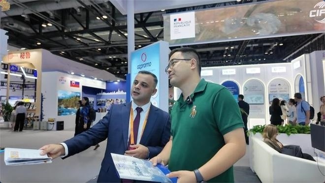 伊和·阿塔里扎德介紹阿塞拜疆產(chǎn)業(yè)園。人民網(wǎng)記者 楊倩攝