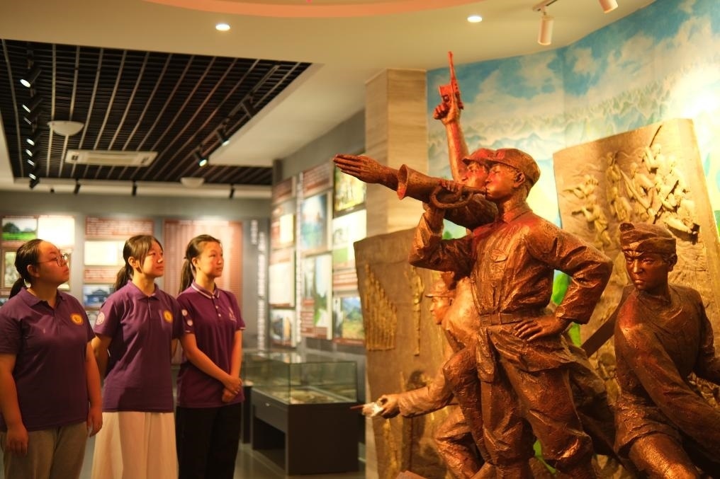 7月26日，南開大學(xué)實(shí)踐隊(duì)在環(huán)江革命陳列館了解毛南族人民在黨的領(lǐng)導(dǎo)下進(jìn)行革命斗爭(zhēng)的歷程。（受訪者供圖）