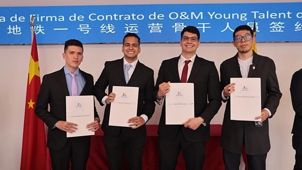 當(dāng)?shù)貢r間9月13日，40名哥倫比亞青年與中企承建運(yùn)營的波哥大地鐵一號線項(xiàng)目簽約，不久將前往中國進(jìn)行為期15個月的專業(yè)地鐵知識培訓(xùn)。圖為部分學(xué)員在簽約儀式上展示所簽的協(xié)議。 波哥大地鐵一號線項(xiàng)目供圖