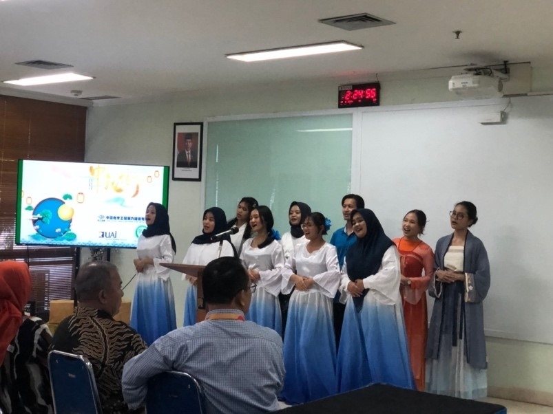 阿拉扎大學中文系學生演唱中文歌曲。活動主辦方供圖