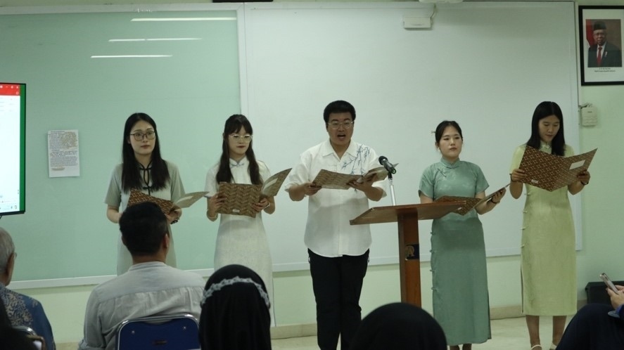 阿拉扎大學孔子學院志愿者教師表演詩朗誦?；顒又鬓k方供圖