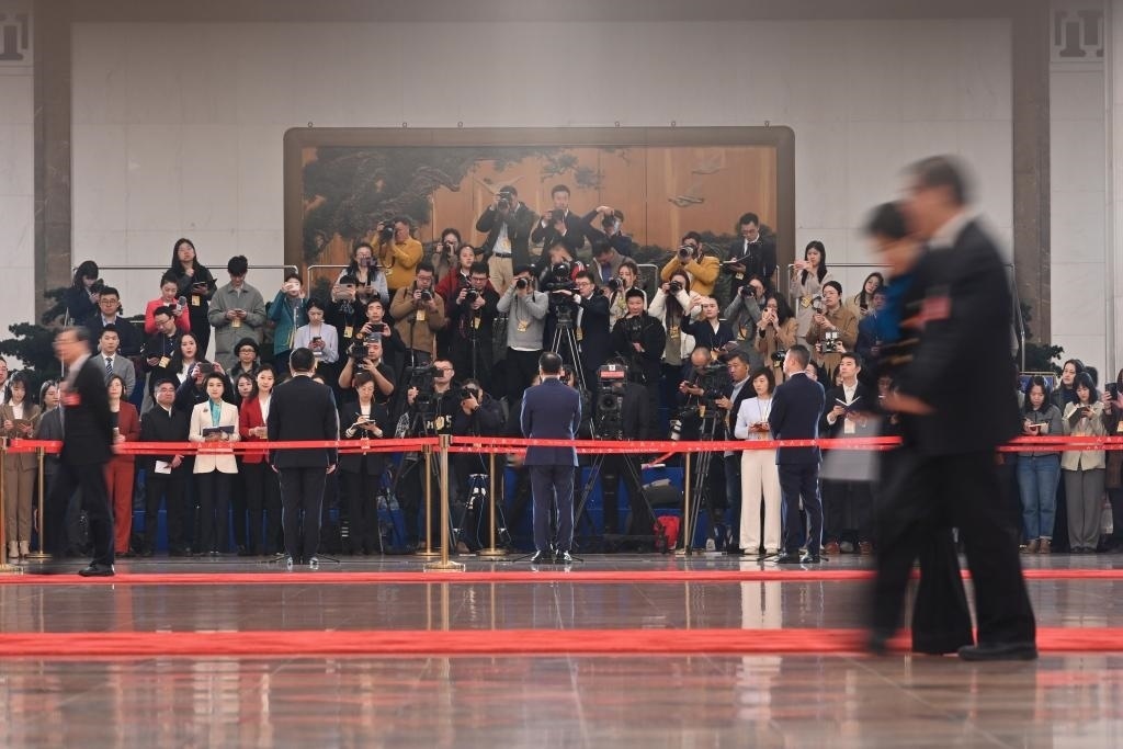 2024年3月10日，全國(guó)政協(xié)十四屆二次會(huì)議第三場(chǎng)“委員通道”集體采訪活動(dòng)在北京人民大會(huì)堂舉行。新華社記者 宋為偉 攝