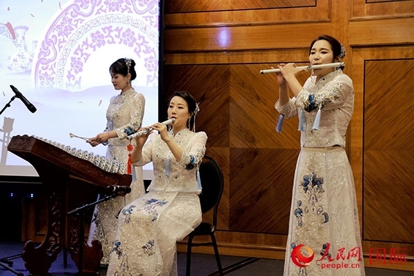 來自景德鎮(zhèn)的陶瓷音樂會在中秋佳節(jié)給英國倫敦的觀眾帶來了別樣的文化體驗。人民網(wǎng)記者 邢雪攝