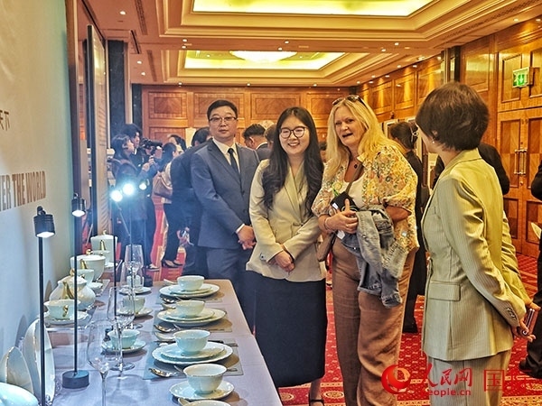 英國觀眾參觀“景德鎮(zhèn)制”區(qū)域品牌新品。人民網(wǎng)記者 邢雪攝