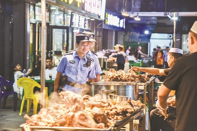 8月9日，甘肅省華亭市公安局組織民警輔警在夜市開展巡邏檢查。張亞強(qiáng)攝