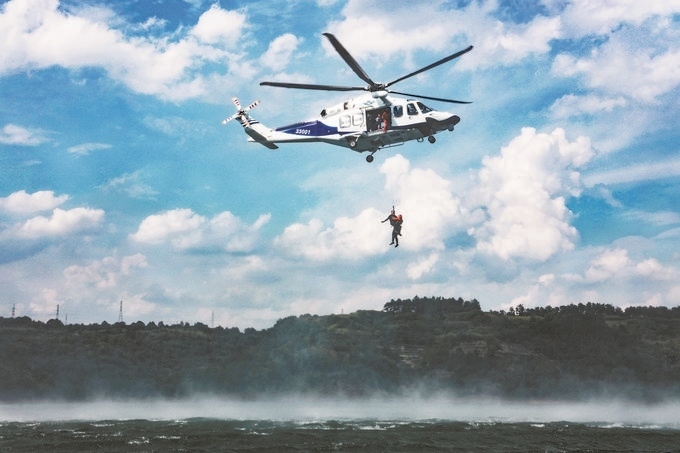 ▼7月17日，浙江省新昌縣公安局聯(lián)合浙江省公安廳警務(wù)航空隊(duì)在長(zhǎng)詔水庫(kù)水域及周邊開展救援演練。王樟林?jǐn)z