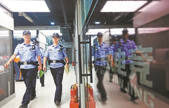 ▲7月6日，山西省新絳縣公安局龍興派出所組織警力對(duì)網(wǎng)吧等場(chǎng)所進(jìn)行集中治安檢查。高新生攝