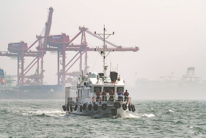 ?7月5日，秦皇島出入境邊防檢查站聯(lián)合秦皇島市公安局水陸巡特警支隊(duì)開展海上聯(lián)合巡航。陳凈萱攝