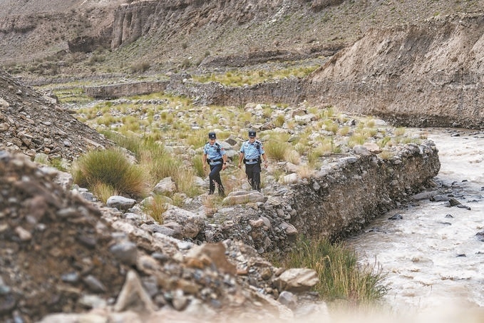 7月19日，新疆邊檢總站克州邊境管理支隊(duì)康蘇邊境檢查站民警輔警來到轄區(qū)烏恰縣康蘇水庫(kù)開展巡邏。明懿攝