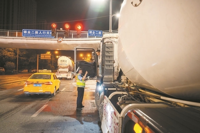 7月25日，陜西省西安市公安局交警支隊(duì)開展全市中重型貨車及面包車違法異地互查整治行動(dòng)。孫崇明攝