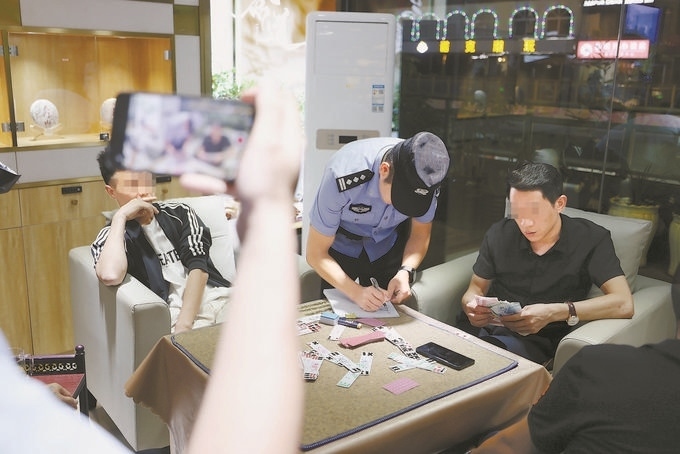 9月7日，云南省昆明市公安機(jī)關(guān)對(duì)棋牌室開展檢查。