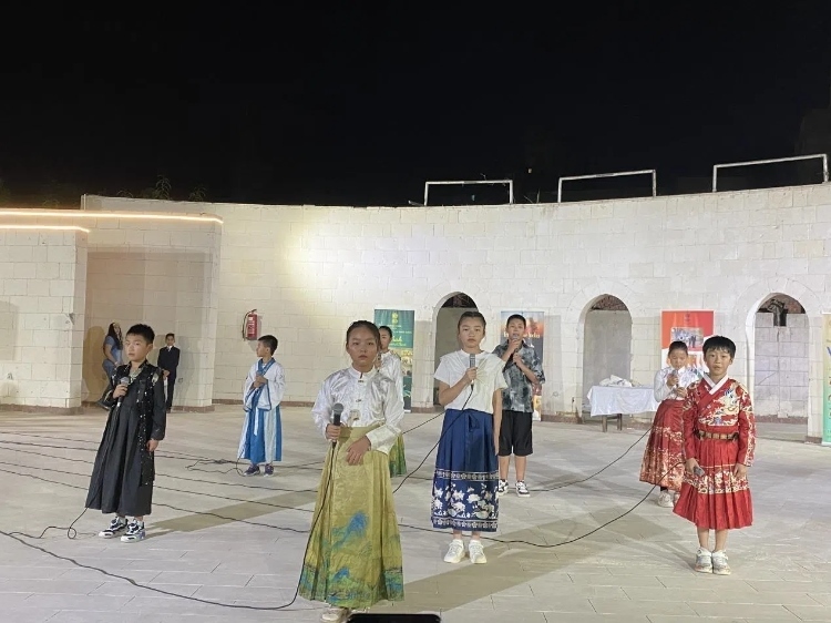 東方藝術文化館小朋友的詩朗誦表演。開羅中國文化中心供圖