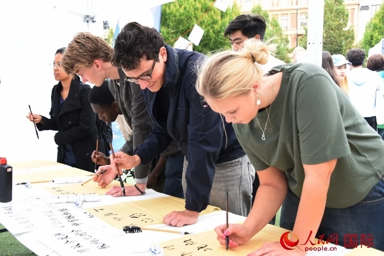 體驗(yàn)中國書法。人民網(wǎng)記者 殷淼攝