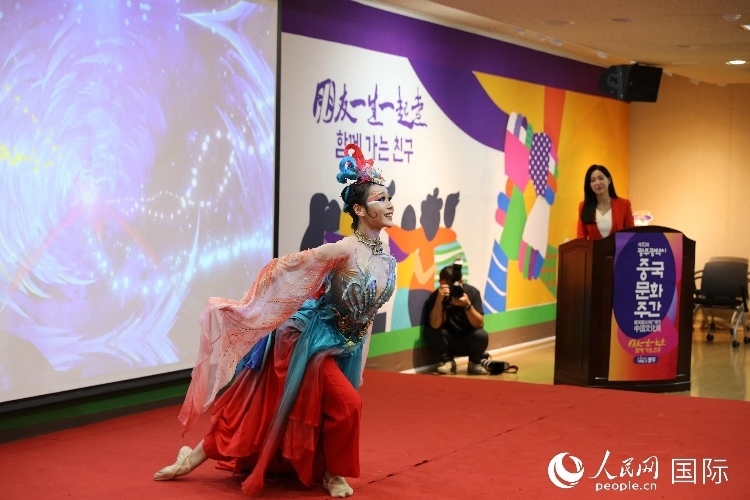 中國(guó)演員在中國(guó)文化周開(kāi)幕式上表演舞蹈。人民網(wǎng)記者 莽九晨攝