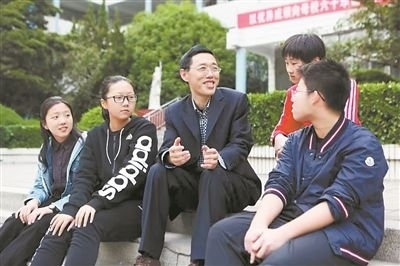 淮北市首批高層次人才儲備金獲得者、淮北市第一中學(xué)教師陳超（左三）在與學(xué)生交談?；幢笔形瞬殴ぷ骶止﹫D