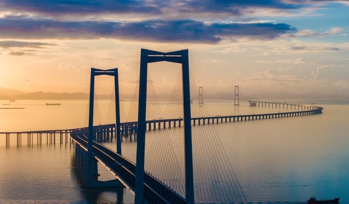 2024年6月27日，沐浴在晨曦中的深中通道（無人機照片）。新華社記者毛思倩 攝