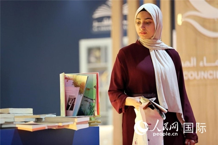 一名女性走過(guò)展臺(tái)。人民網(wǎng) 奧馬爾·哈利勒攝