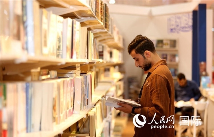 一位民眾在讀書。人民網(wǎng)中東中心分社奧馬爾·哈利勒攝