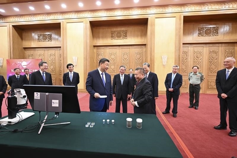 △2024年9月23日，習(xí)近平總書記等參觀月球樣品和探月工程成果展覽。