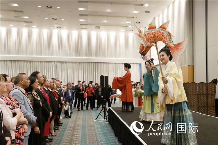 2、留學生表演了漢服展示《絲路霓裳》。邢雪攝