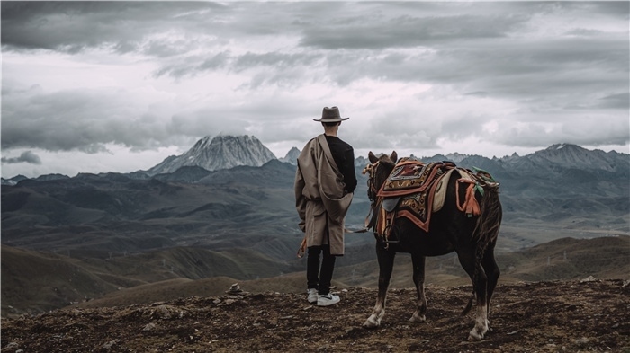 在康定八郎生都星空營地，村里的青年丹真德勒牽馬注視世代生活的家園。八郎村提供