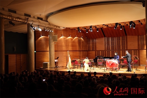 中國(guó)歌劇舞劇院的音樂家表演京劇曲牌《夜深沉》。人民網(wǎng)記者 禹麗敏攝