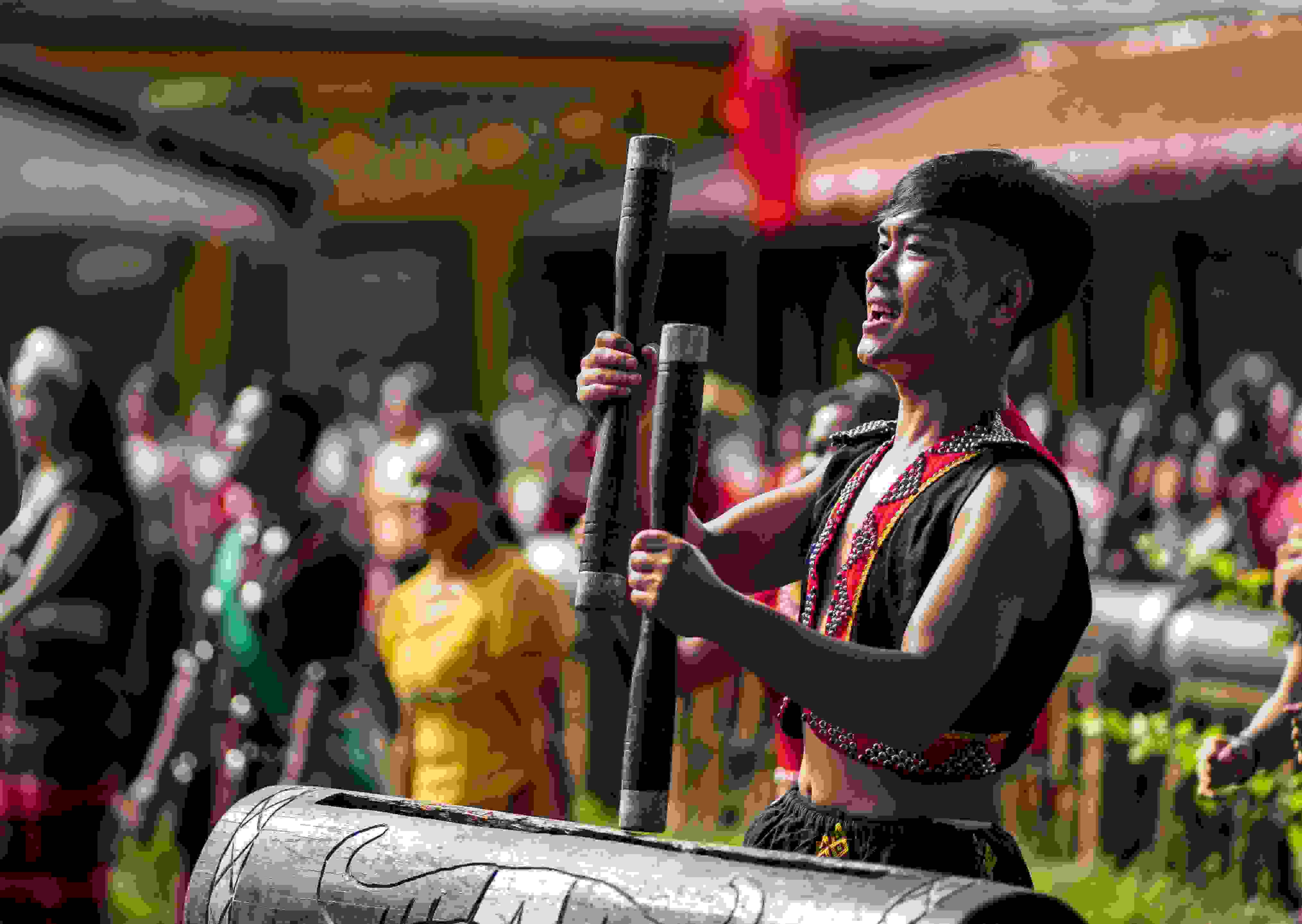 云南省滄源縣班洪鄉(xiāng)班洪村的佤族群眾唱響《阿佤人民唱新歌》（2021年8月20日攝）。