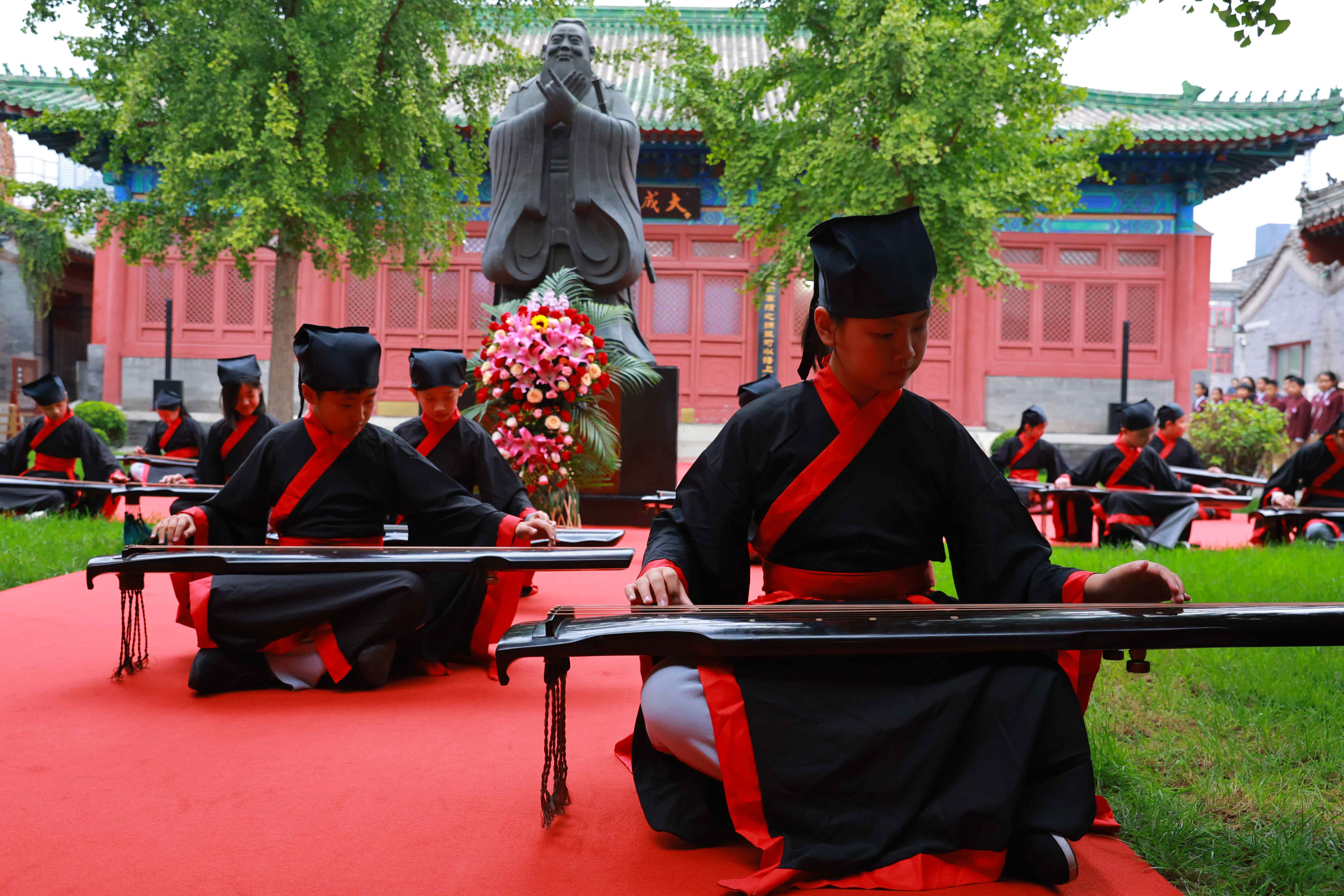 古琴表演《至圣先師孔子歌》。校方供圖