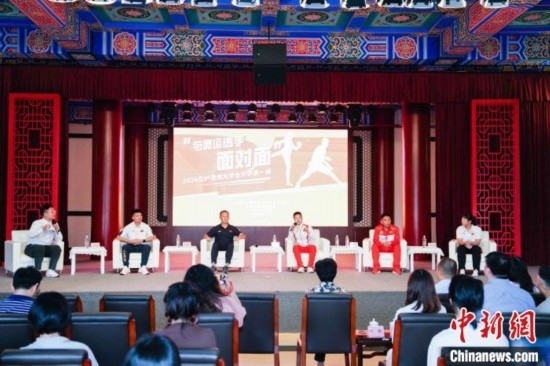 吳愉、王德新、沈?qū)W軍、江海東、朱曉蕾與在座同學(xué)們分享個人的體育故事與成長感悟。上海市港澳辦供圖