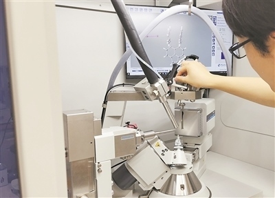 科研人員使用X射線衍射儀研究σ鍵。圖片來(lái)源：日本北海道大學(xué)