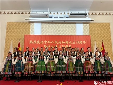 波蘭馬佐夫舍歌舞團(tuán)現(xiàn)場演出。人民網(wǎng)記者 禹麗敏攝