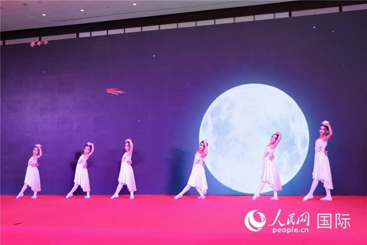 中國(guó)青少年歌舞表演。人民網(wǎng)記者任皓宇攝
