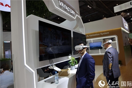 外國觀眾在通過VR參觀中國風(fēng)電企業(yè)智慧工廠。人民網(wǎng)記者 劉仲華攝