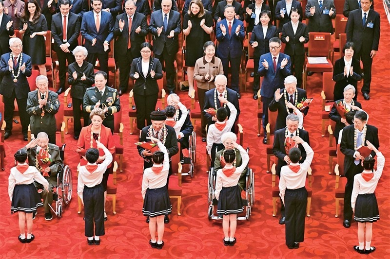 2024年9月29日，中華人民共和國國家勛章和國家榮譽稱號頒授儀式在北京人民大會堂隆重舉行。圖為少先隊員向國家勛章和國家榮譽稱號獲得者敬禮致意。 新華社記者 岳月偉/攝