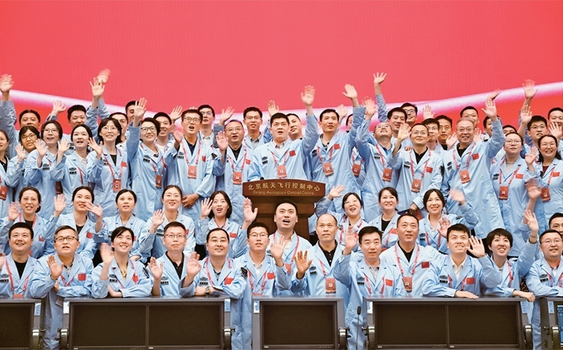 嫦娥六號完成了人類歷史上首次月球背面采樣，突破了多項關鍵技術，是我國建設航天強國、科技強國取得的又一標志性成果，是我國探月工程的重要里程碑。圖為2024年6月25日，嫦娥六號任務圓滿成功后，工作人員在北京航天飛行控制中心合影。 新華社記者 金良快/攝