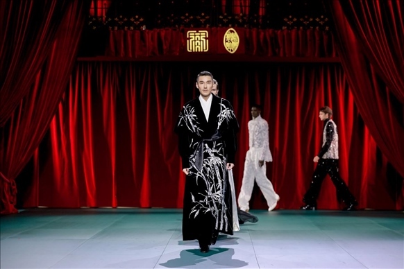 9月28日，模特在法國(guó)巴黎舉行的“2024巴黎·恭王府服飾秀”上展示服裝（主辦方供圖）