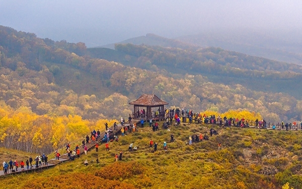 2024年9月27日，內(nèi)蒙古自治區(qū)赤峰市克什克騰旗烏蘭布統(tǒng)景區(qū)層林盡染，游人如織，風(fēng)光如畫。來源：人民圖片網(wǎng)
