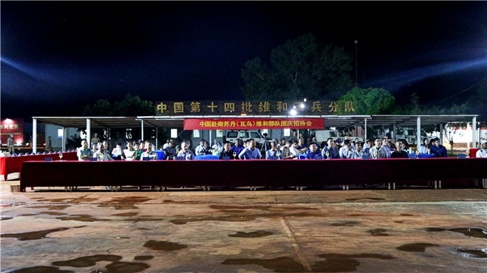 各國(guó)來(lái)賓齊聚中國(guó)維和營(yíng)地。馬騫攝