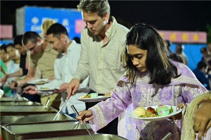 外國(guó)友人品嘗中國(guó)美食。馬騫攝