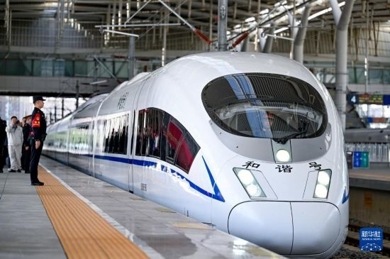 10月1日，由銀川開往惠農(nóng)的C8218次列車從銀川站駛出。